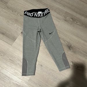 NWOT Nike Pro leggings Capri Gray Size M
